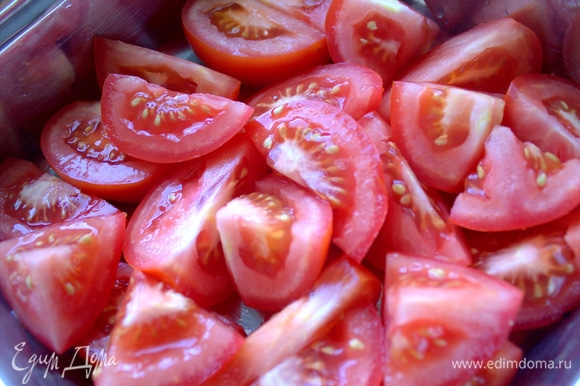 На дно миски выложить помидоры.