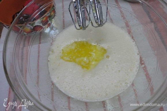 Яйца слегка взбить с сахаром и добавить растопленное масло, сливки, миндальный экстракт. Перемешать.