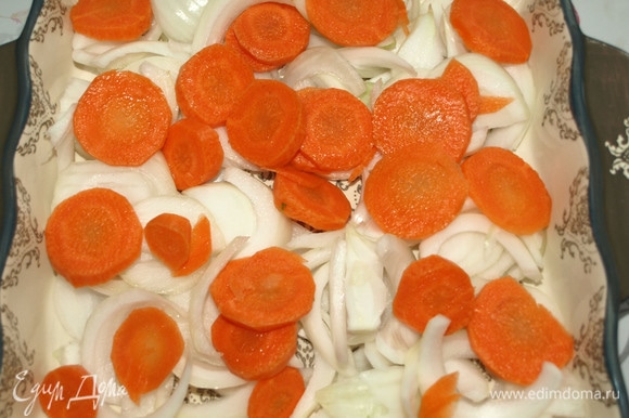 Лук и морковь очистить (количество ингредиентов указано в очищенном виде). Лук нарезать полукольцами. Морковь — кружками. Выкладываем все в форму для запекания.