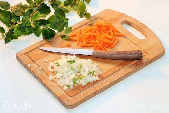 Подготовим овощи. Очищенные овощи нарезать: морковь— соломкой, лук — кубиком.