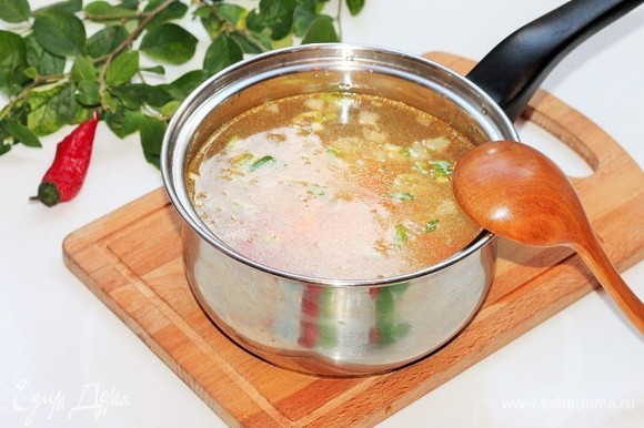 Добавить к овощам бульон или воду. После закипания бульона выложить картофель, посолить и варить до его готовности.