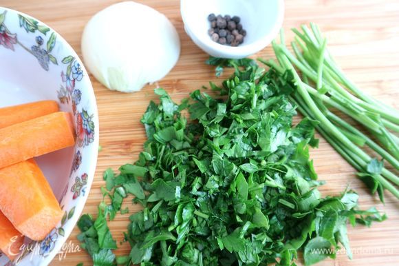 Морковь нарезать тонкой соломкой. Зелень петрушки измельчить для соуса. Стебли петрушки пригодятся для припускания рыбы.