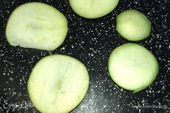 Яблоки припускаем на сковороде до мягкости. Редис режем кружочками.