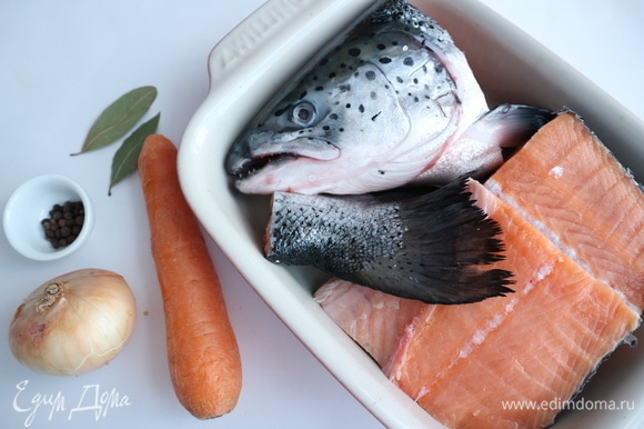 Приготовить все необходимые ингредиенты для рыбного бульона (суповой набор, специи, лук и морковь). Отделить филе от позвоночной части, освободить рыбу от кожи.