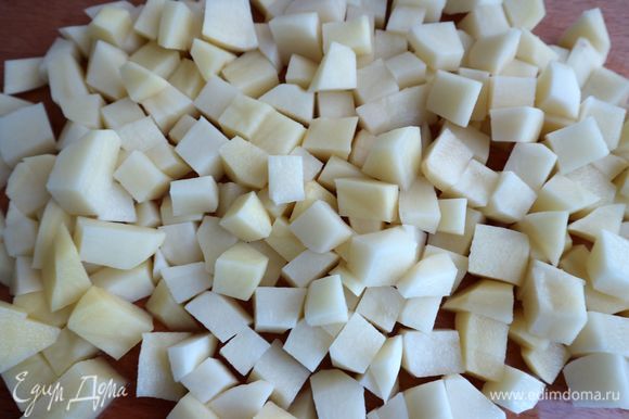 Нарезать картофель кубиками со стороной 2 или 2,5 см.