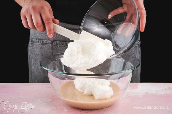 Белки взбейте в густую пену вместе с оставшимся сахаром, добавьте к получившемуся манному тесту.