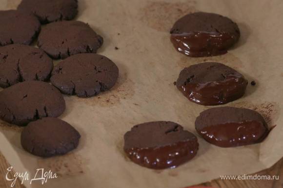 Готовое печенье окунуть одним краем в растопленный шоколад и посыпать какао-бобами.