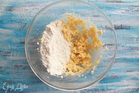К масляно-желтковой массе добавить просеянные муку, разрыхлитель и соль. Затем сливки (или молоко) и ваниль.