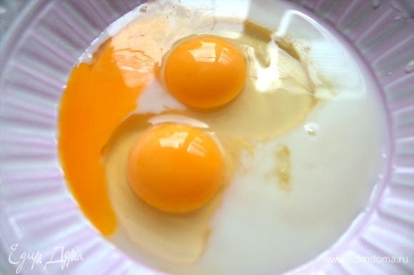 В яйца влить молоко (или обойтись без него).