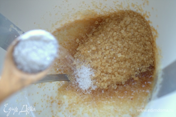 Добавить сахар (в оригинале обычный, 250 г) и ваниль.