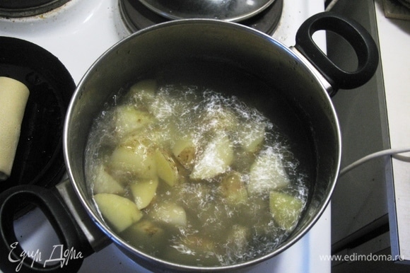 Картошечка чистенькая, когда молодая, мыть особо и чистить не нужно. Кладем в кипящую воду, солим и варим 15 минут.