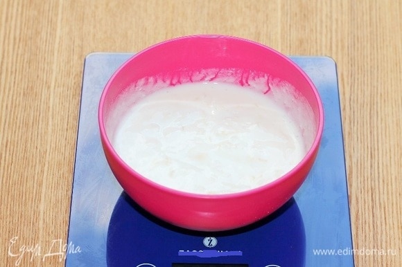 Добавляем йогурт и перемешиваем. Накрываем миску крышкой и даем настояться рисовой смеси минут 5–10.