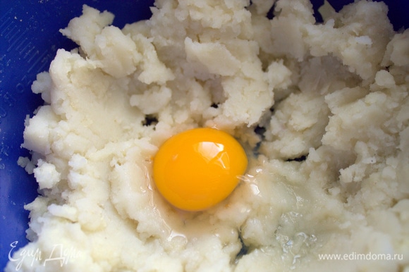 Клецки. Сварить 1–2 картофелины, растолочь в пюре и вбить яйцо, посолить.