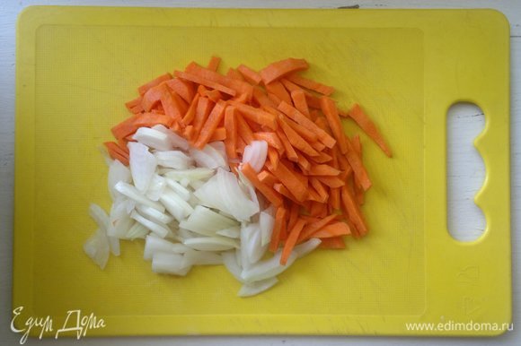 Пока варится рис, подготовить овощи. Лук и морковь очистить, нарезать соломкой.