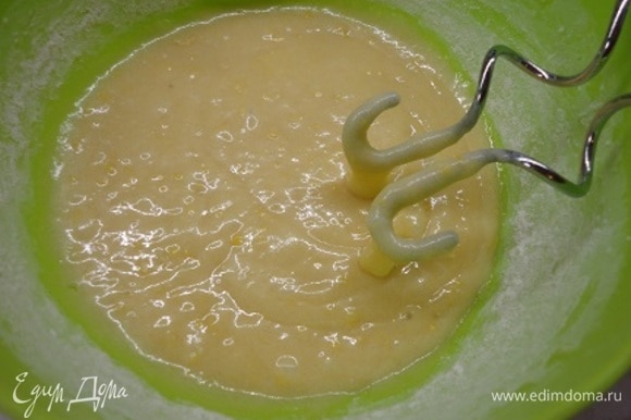 Соедините муку с яично-масляной смесью с помощью миксера с насадкой спираль.
