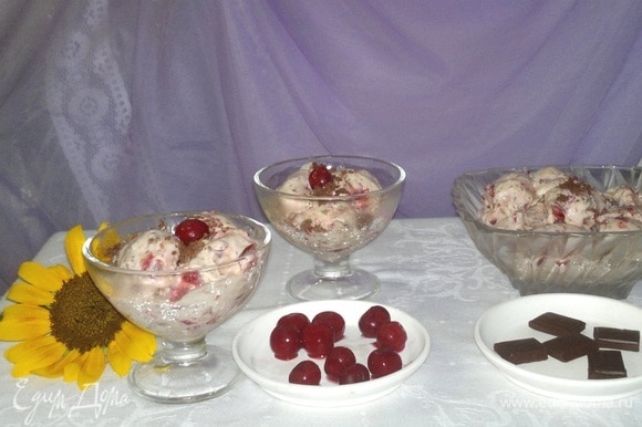 Готовое мороженое разложить по креманкам в форме шариков. Украсить вишнями и натертым шоколадом.