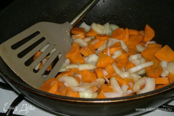 Влить немного растительного масла, всыпать морковь с луком. Обжарить сначала до румяности, а потом убавить огонь и немного потушить до мягкости моркови. Выложить обжаренные лук и морковь в кастрюлю к овощам.