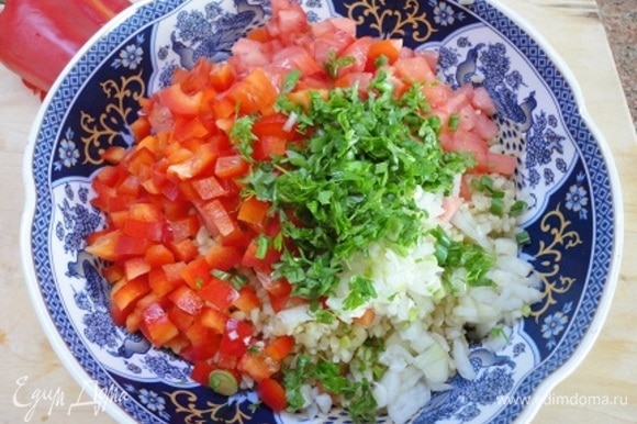 Свежие овощи добавить к булгуру и перемешать.