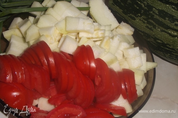 Нарезать очищенный кабачок и помидоры.