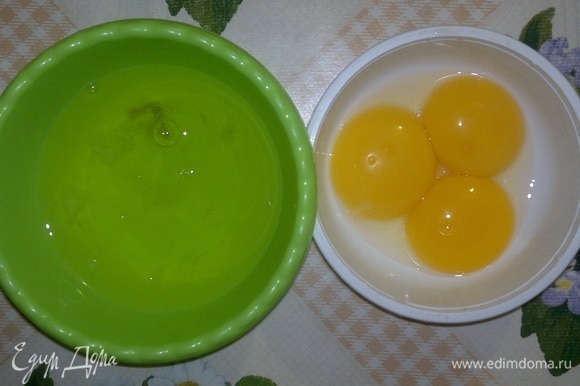 Яйца разделить на белки и желтки. Понадобятся только желтки. Белки можно использовать для приготовления других блюд.