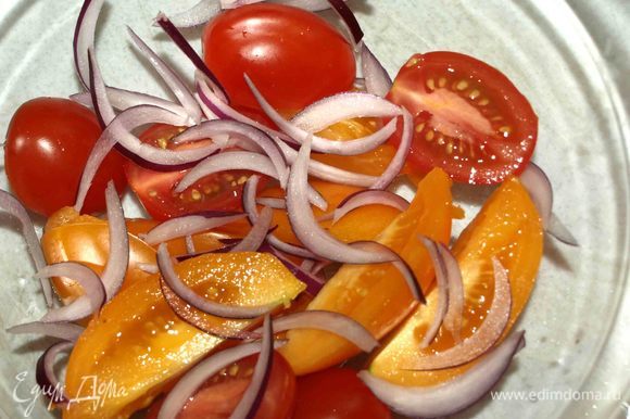 Помидоры промыть, удалить плодоножки и разрезать на 4–6 частей (зависит от размера томатов).