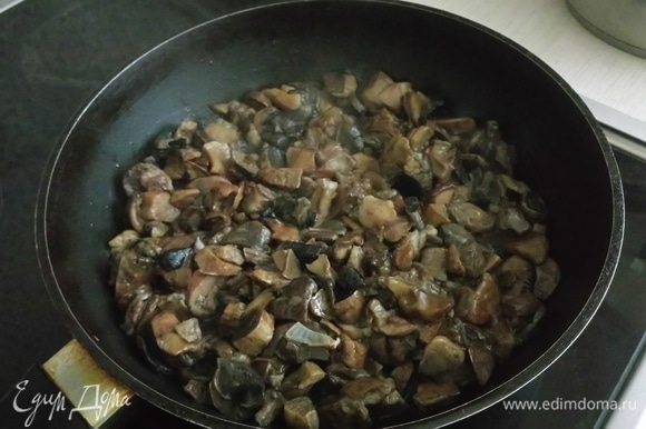 Вешенки (либо заранее отваренные благородные грибы: белые, подосиновики, подберезовики) почистите, промойте в прохладной воде (грибы очень быстро впитывают влагу), срежьте плодоножки, крупно нарежьте, выложите в сковороду, где жарился лук, посолите. На большом нагреве выпарите сок, добавьте немного масла + 1 ст. л. сухого майорана, обжарьте до золотистой корочки. Готовые грибы отложите в миску к луку.