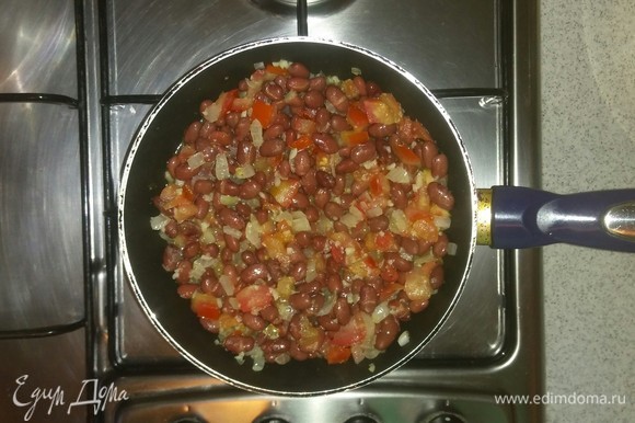После чего добавляем в сковородку к овощам фасоль. Солим, перчим. Все перемешиваем и тушим под крышкой около 15 минут.