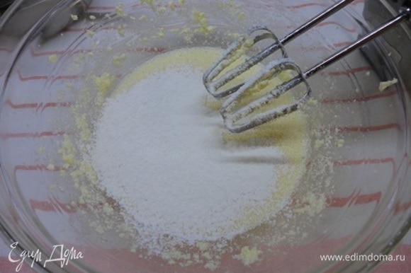 Для теста мягкое сливочное масло с сахаром, ванильным сахаром и солью взбивать миксером 2–3 минуты. Вводить яйца по одному, продолжая взбивать по 30 секунд. Муку смешать с разрыхлителем и просеять в яично-масляную смесь, взбить на высокой скорости 10–15 секунд.