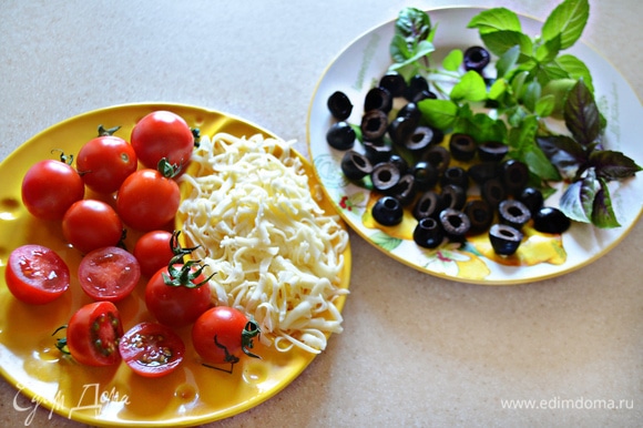 Моцареллу натрите на крупной терке, помидоры черри промойте, обсушите и разрежьте пополам, маслины — кружочками.