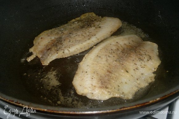 В сковороде разогреть 3 ст. л. растительного масла и обжарить филе с двух сторон до румяности.
