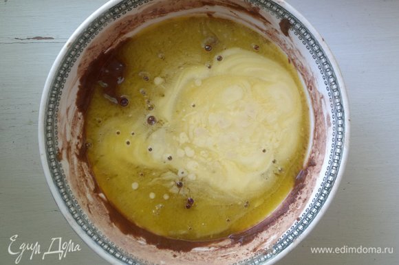 Остальной маргарин добавить в тесто, тщательно перемешать.
