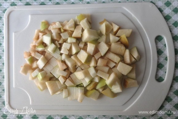 Яблоки очистить от кожуры, вырезать семенные коробочки. Нарезать яблоки небольшими кубиками. Сбрызнуть лимонным соком.
