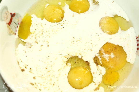 Яйца взбить со сливками, солью и перцем по вкусу.