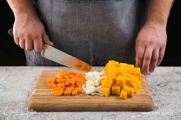 Нарежьте тыкву и морковь на небольшие кубики. Лук мелко покрошите.