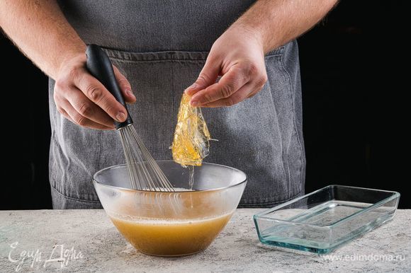 Добавьте замоченный заранее желатин в яблочный отвар, тщательно помешивая.