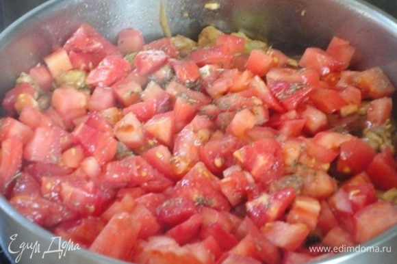 Добавьте очищенные от кожицы и нарезанные кусочками помидоры и тимьян, перемешайте и жарьте 5 минут, периодически помешивая. Сковороду наклоните так, чтобы жидкость стекла на одну сторону, и посыпьте овощи с курицей и чоризо мукой. Быстро перемешайте и поставьте сковороду ровно, перемешав все содержимое. Посолите и поперчите, если это необходимо.