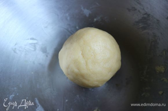 Скатать тесто в шар, завернуть в пищевую пленку и убрать в холодильник на 30–40 минут.