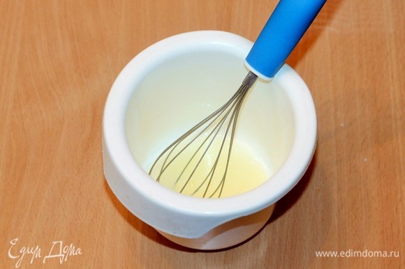 Яичный белок взбить со щепоткой соли и добавить в масляную смесь.
