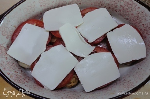 Часть брынзы нарезать пластинами и уложить на помидоры. Затем повторить слой баклажанов и помидоров.