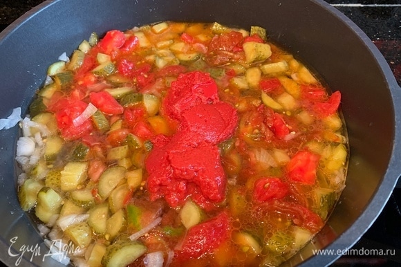 Разогрейте оливковое масло на сковороде и обжарьте лук. Добавьте соленые огурцы, помидоры, томатную пасту, влейте огуречный рассол и тушите 10 минут на медленном огне.
