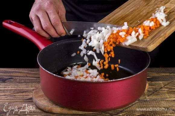 В сковороду налейте растительное масло. Добавьте лук и морковь, тушите до мягкости.