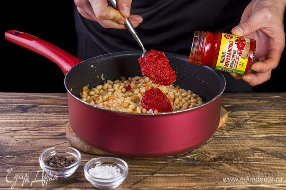 Добавьте фасоль и томатную пасту ТМ «Ящик астраханских помидоров. Посолите и поперчите. Тушите под крышкой до готовности фасоли, добавляя необходимое количество воды.