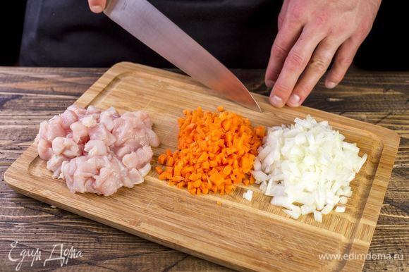 Куриное филе разрежьте на небольшие кусочки. Лук и морковь мелко нарубите.