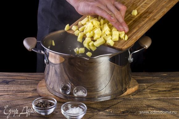 В кипящую воду добавьте кубиками нарезанный картофель. После повторного закипания посолите и поперчите.