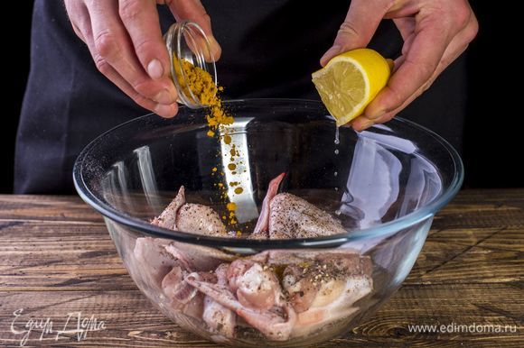 Выложите куриные крылья в глубокую миску. Добавьте соль, перец черный и красный, куркуму. Сбрызните лимонным соком. Перемешайте.