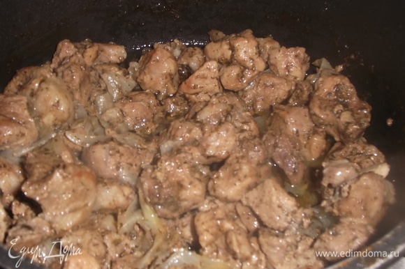 Обжарить свинину с добавлением соли, перца и тимьяна на сильном огне до испарения жидкости. Разогреть духовку до 220°C.