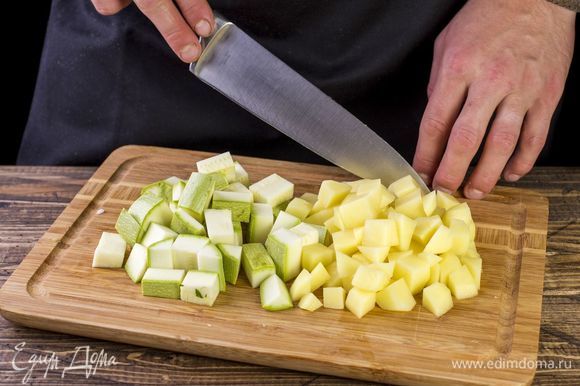 Картофель и кабачок нарежьте крупными кубиками.
