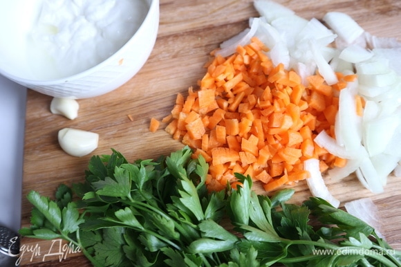 Морковь мелко нарезать, лук нарезать полукольцами, затем полукольца нарезать еще пополам. Чеснок пропустить через пресс. Обжарить лук и морковь на сковороде с добавлением оливкового масла до мягкости.