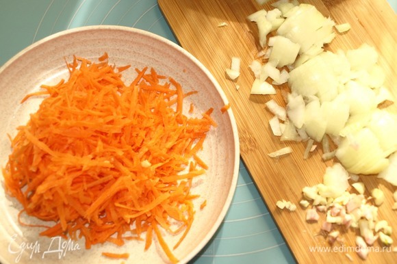 Морковь натереть на терке, лук мелко нашинковать, чеснок порубить.
