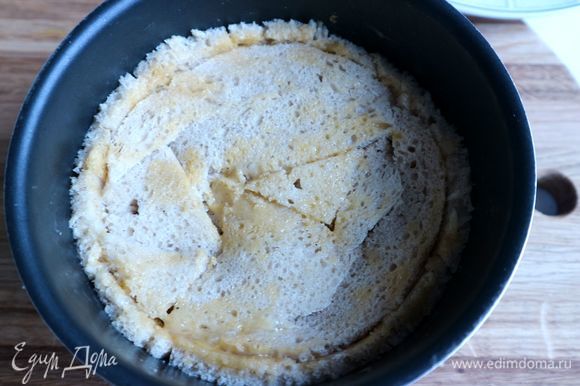 Закрыть верх кусочками хлеба, кисточкой смазать швы смесью желтка с молоком. Пусть вас не смущают такие многочисленные кусочки (обрезки) хлеба, эта верхняя часть будет низом шарлотки. Отправить в духовку на 20–25 минут.